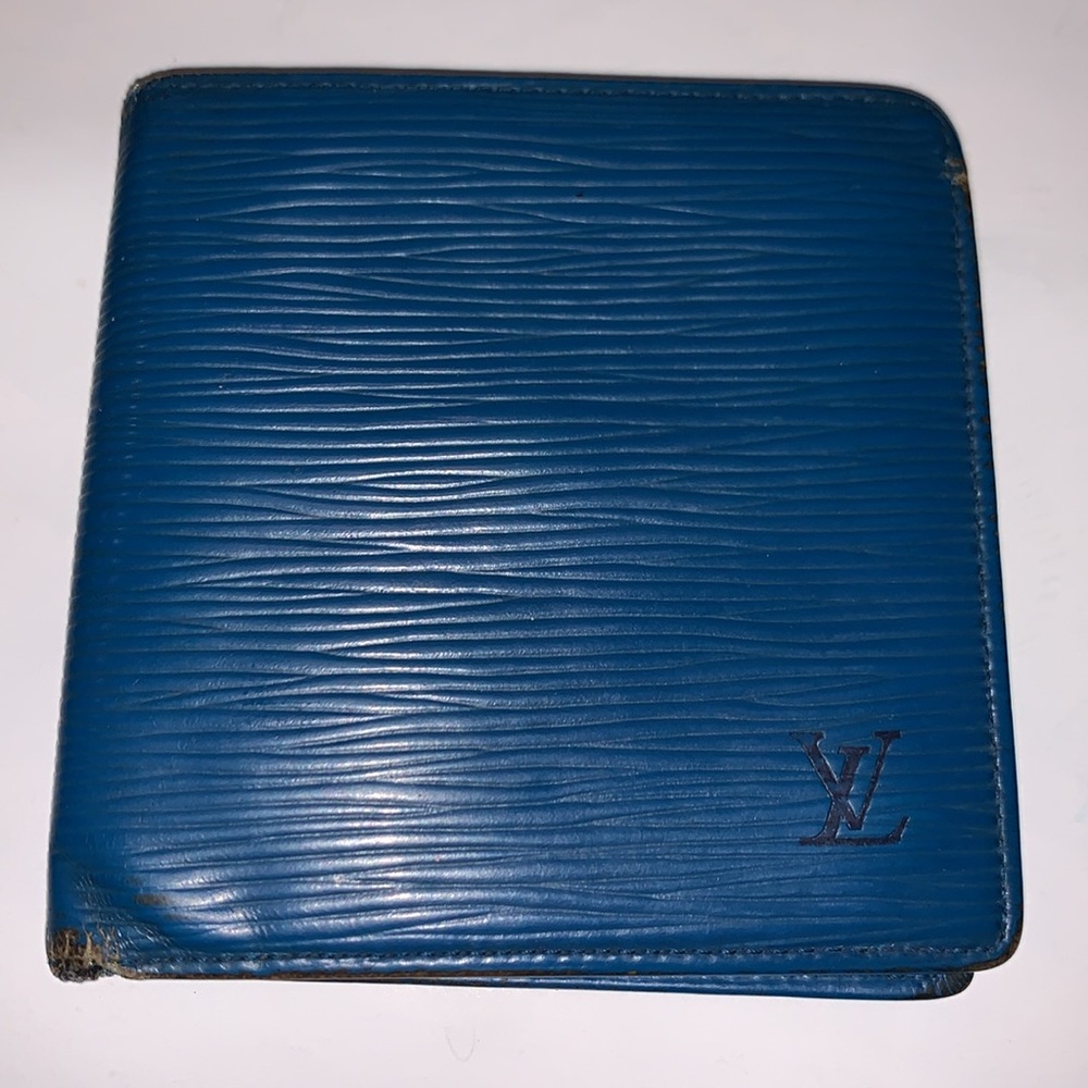 Authentic Louis Vuitton Epi Marco Wallet. Code# MI0992.  Offers are welcome 🌸